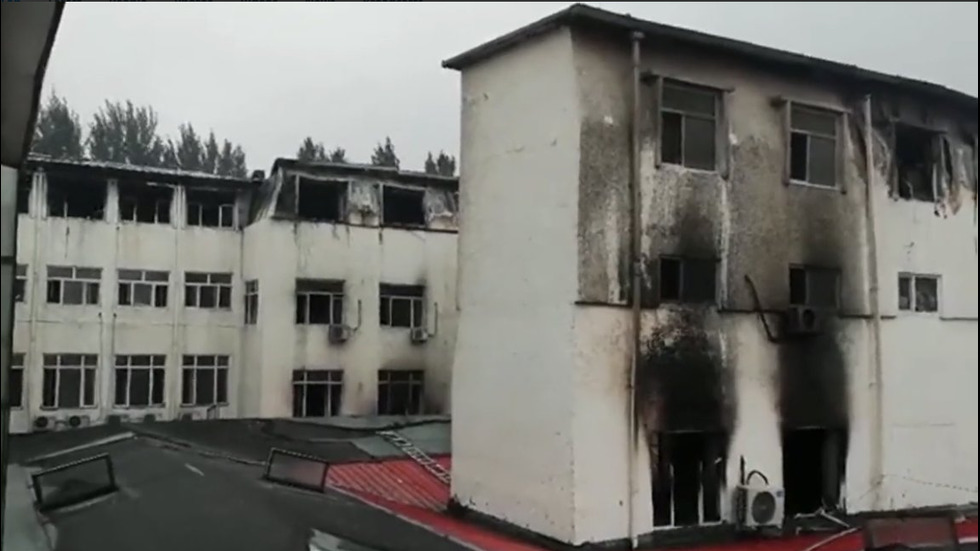 18 жертви на пожар в хотел в Китай