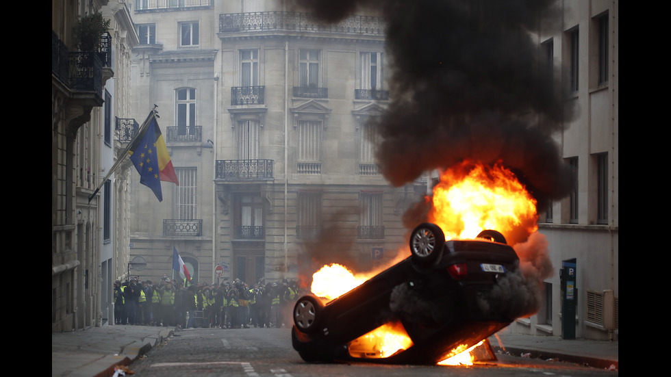 Автомобили горят по улиците на Париж