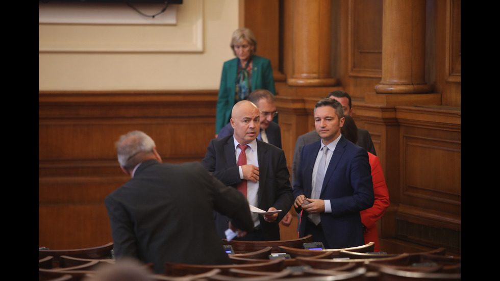 Ден втори: Парламентът в криза