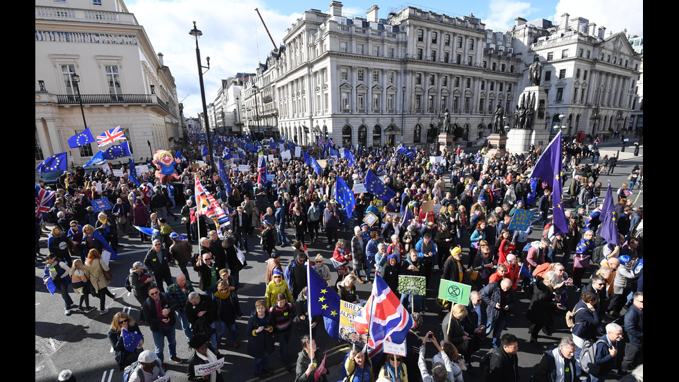 Десетки хиляди протестират в Лондон срещу Brexit