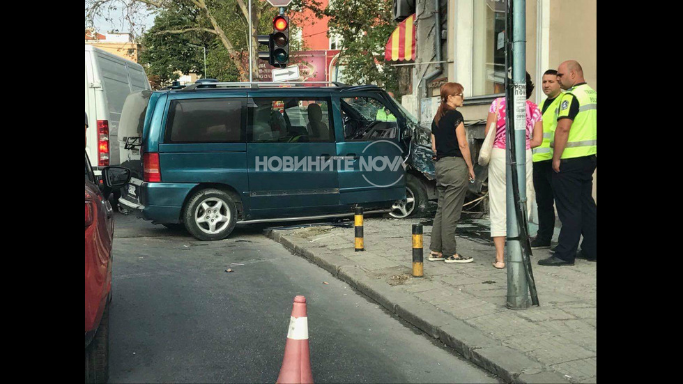 Бус се вряза в къща на централно кръстовище в Пловдив
