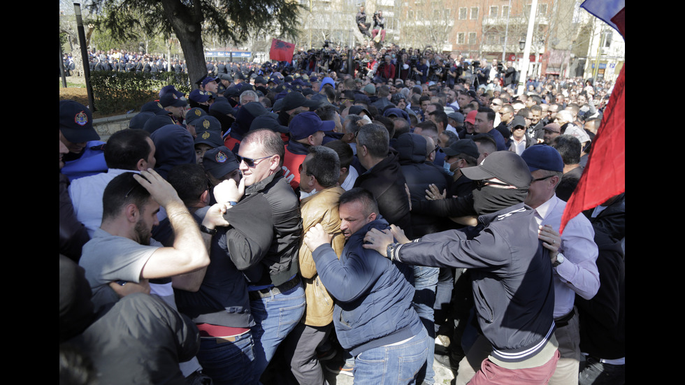 Нови сблъсъци в Тирана, окупирана е сградата на полицията