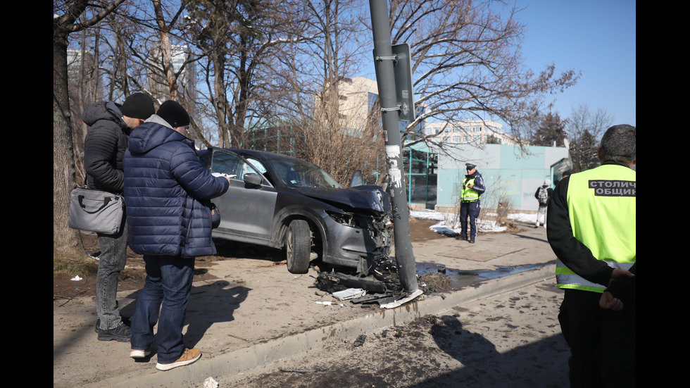 Кола се вряза в автобусна спирка в София, има ранени