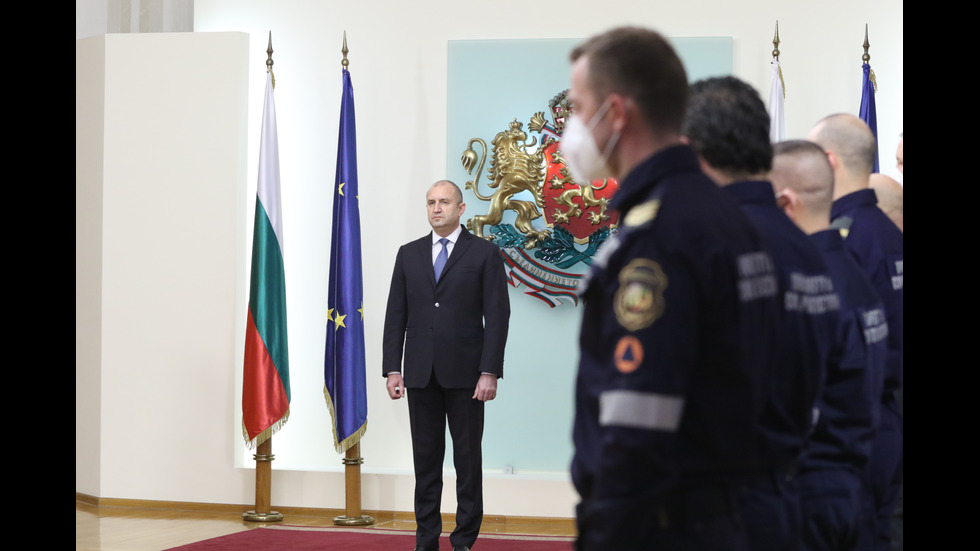 Президентът удостои с държавни отличия огнеборци