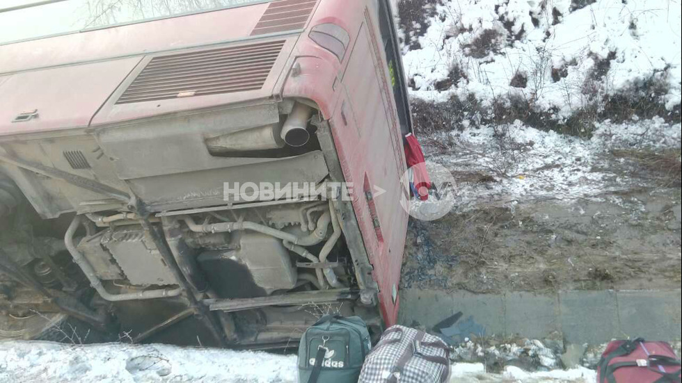 Автобус се обърна край Драгичево