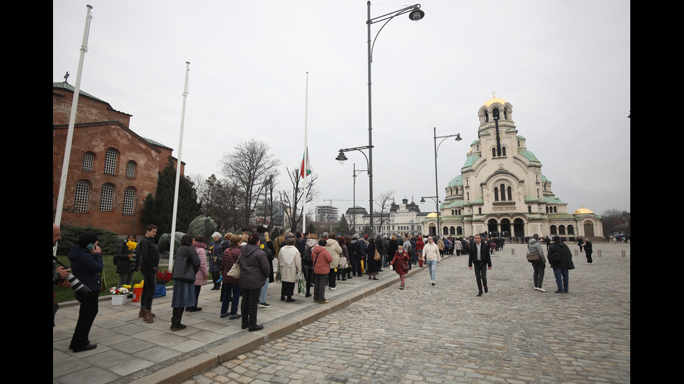 Изложиха за поклонение тленните останки на патриарха в „Св. Александър Невски”