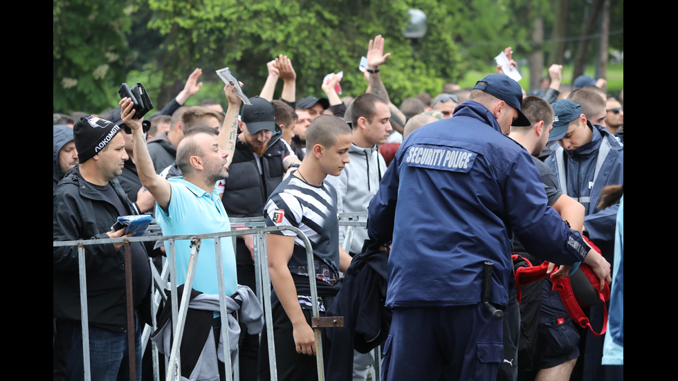 Фенове на "Локомотив"-Пловдив влизат на стадион "Васил Левски" преди финала за Купата