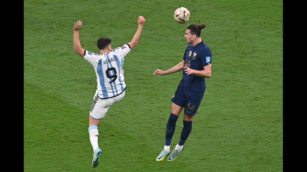 АРЖЕНТИНА ШАМПИОН! Меси вдига световната купа след невиждана драма в Катар