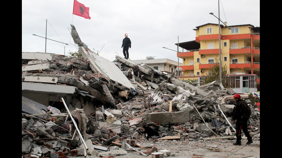 Разрушенията след смъртоносния трус в Албания