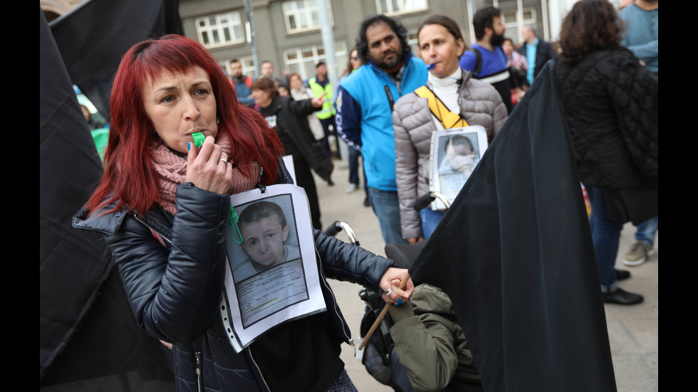 ПРОТЕСТ: Майки на деца с увреждания искат оставката на Ваелри Симеонов