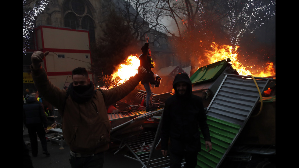 Сблъсъци в Париж по време на протеста на "жълтите жилетки"