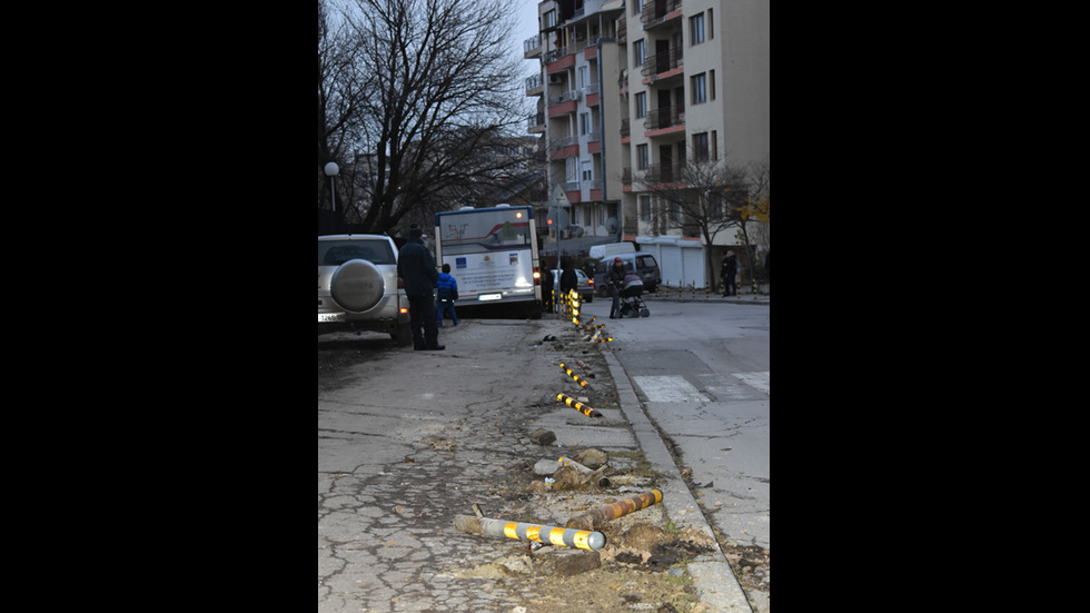 Автобус без шофьор блъсна четири коли във Варна