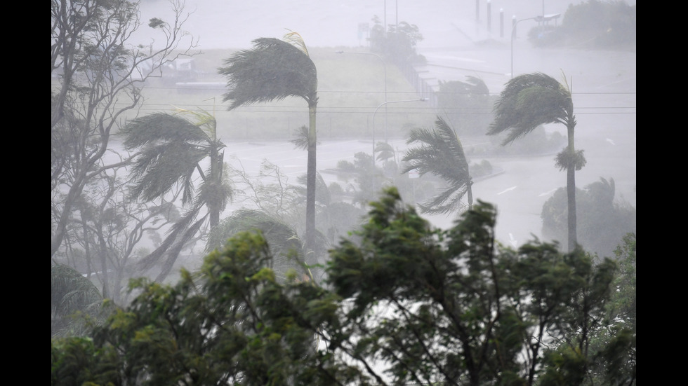 Евакуираха 25 000 души заради опасен циклон в Австралия