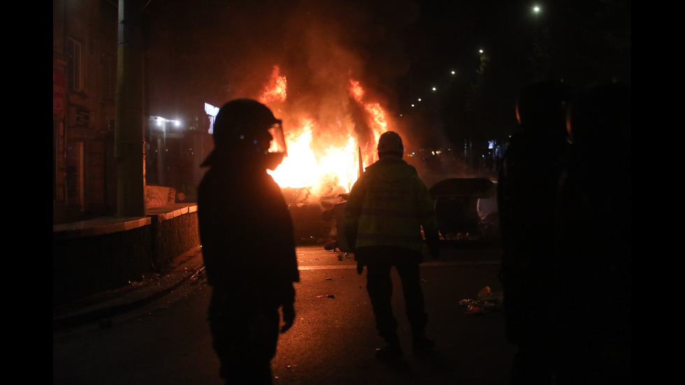 Полицията използва водно оръдие при протеста пред Националния стадион