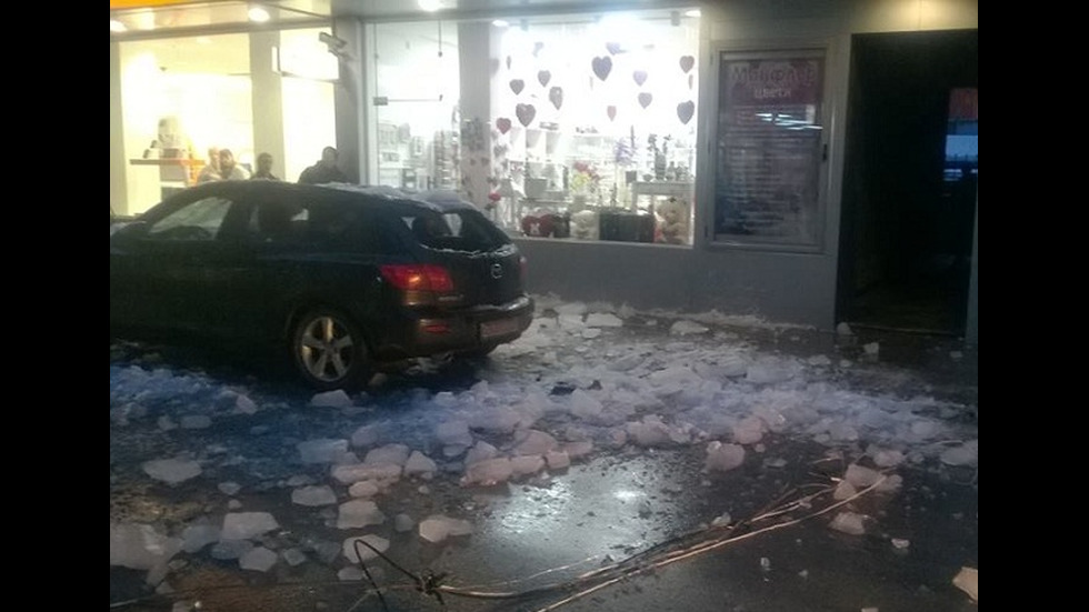 Леден блок от покрива на сграда падна върху кола