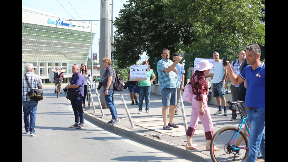 Членове на ГЕРБ пристигат за конференция на партията