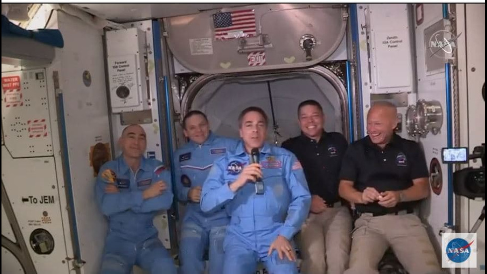 Екипажът на Crew Dragon влезе в МКС