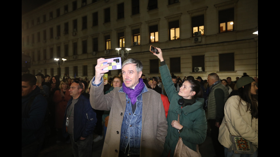 Протест и контрапротест пред Народния театър