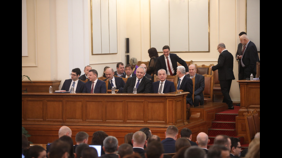 Парламентът решава дали да подкрепи проектокабинета "Габровски"