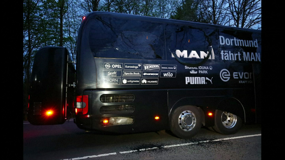 Три експлозии до автобуса на „Борусия" Дортмунд, пострада футболист