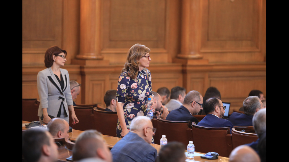 Парламентът обсъжда вота на недоверие към кабинета "Петков"