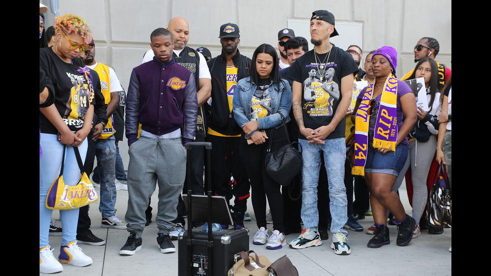 Хиляди се простиха с Коби Брайънт