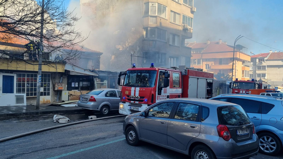 Пожар в изоставена къща в бургаския квартал "Лазур", има пострадали