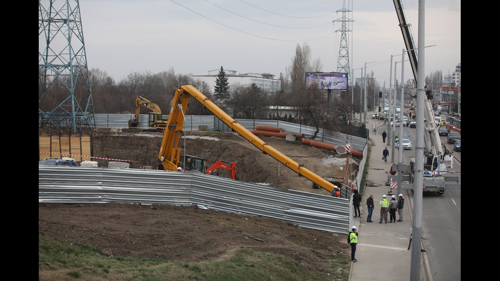 Строителен кран падна при изкоп на метрото