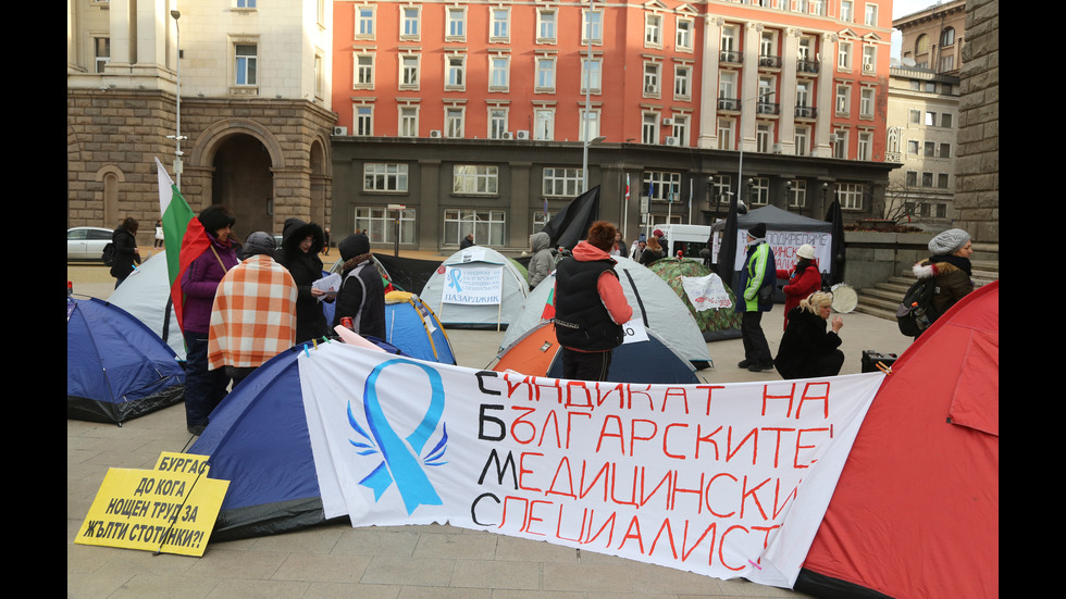 Медицински сестри на палатков лагер под прозорците на властта