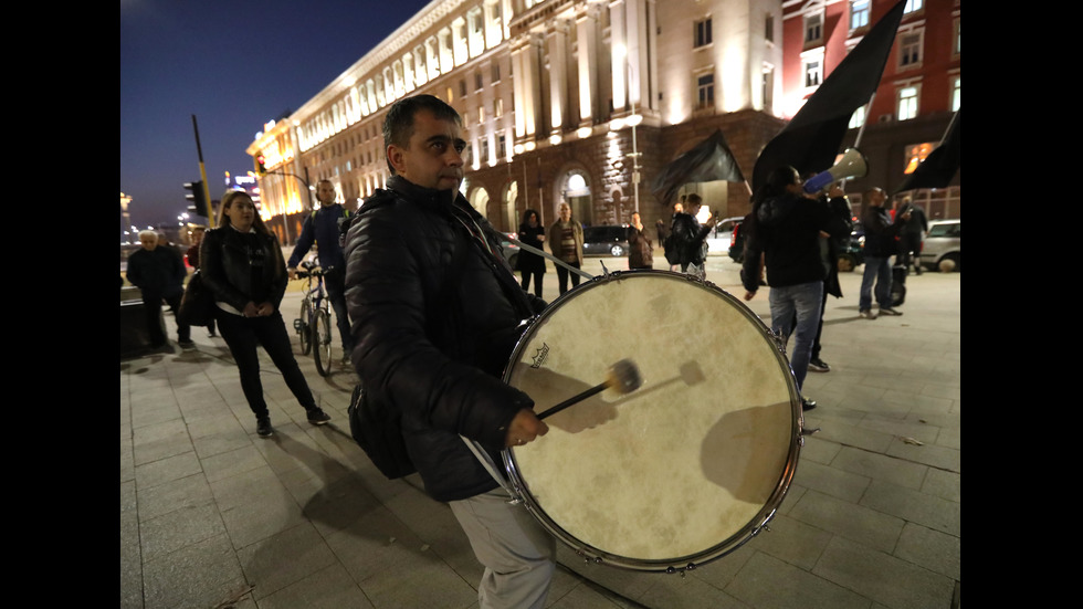 Майките на деца с увреждания с пореден протест в центъра на София