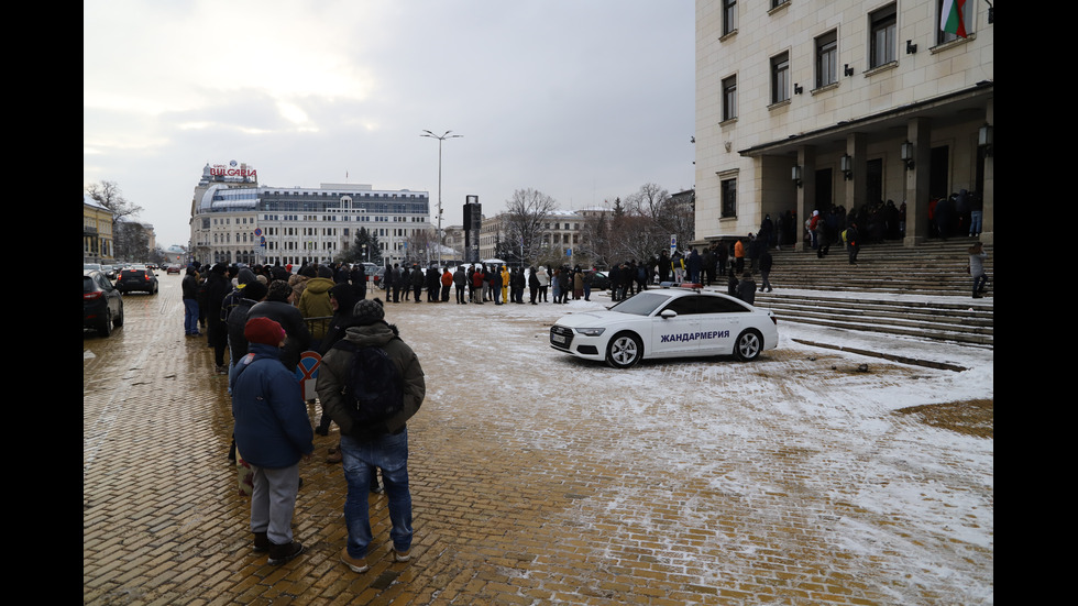 Опашка пред БНБ за монетата в памет на Стоянка Мутафова