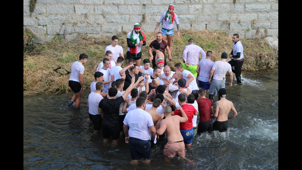 Смелчаци спасяваха Светия кръст във водоеми в цялата страна