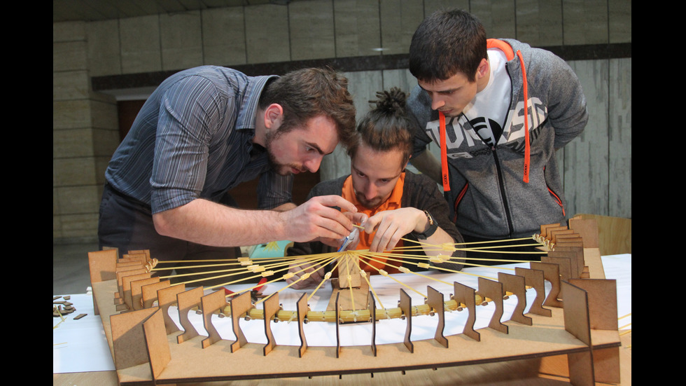 Правят мостове от спагети на състезание в София