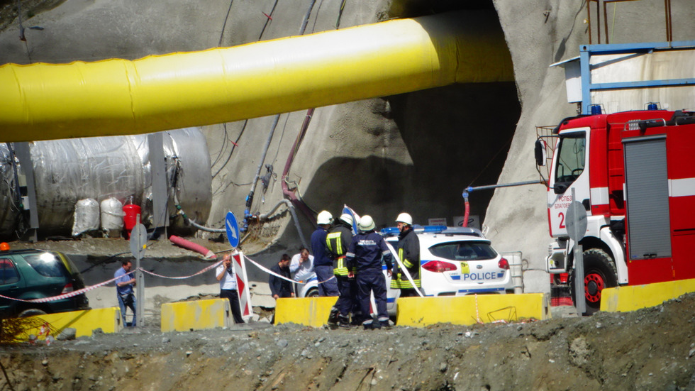 Трима работници бяха затрупани в тунела „Железница”