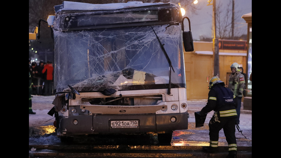 Автобус помете пешеходци в подлез в Москва