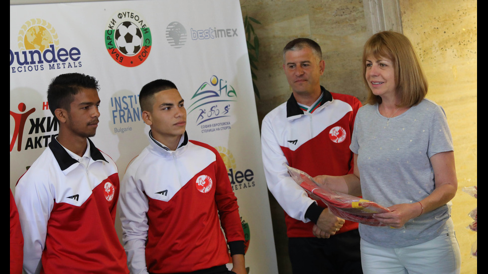 Кметът Фандъкова приветства в Столичната община футболния "Отбор на надеждата"