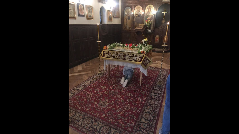Николай Бареков и синът му минаха под масата на Разпети петък
