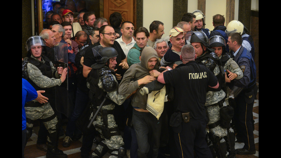 Протестиращи щурмуваха парламента в Скопие