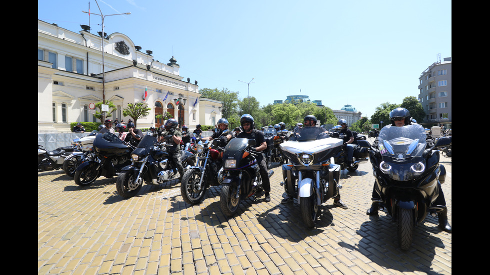 Транспортният министър отиде с мотопед на протеста на мотористите