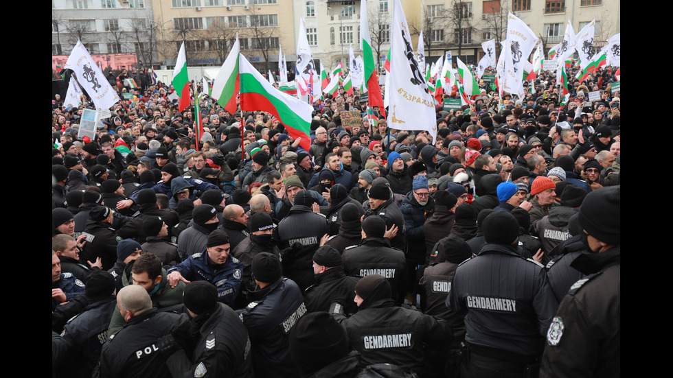 "Възраждане" организира протест срещу зеления сертификат, докараха водно оръдие пред НС