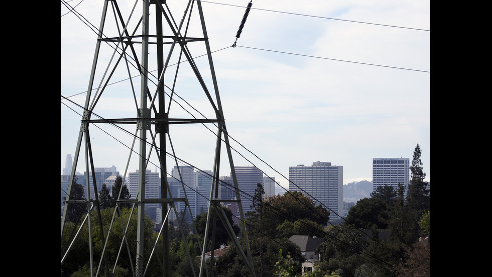 СРЕЩУ ГОРСКИТЕ ПОЖАРИ: Спират тока за няколко дни в Северна Калифорния
