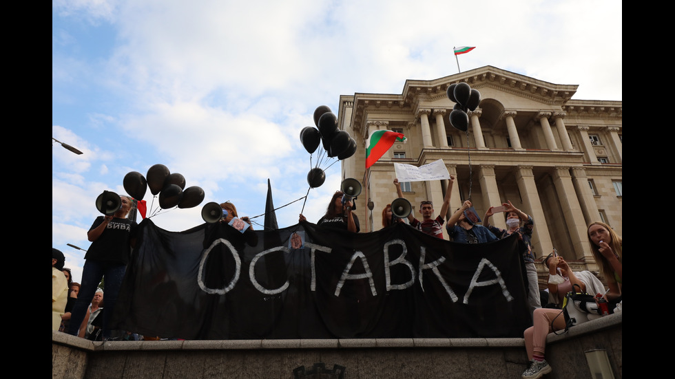 Шестият протест в София започна без напрежение