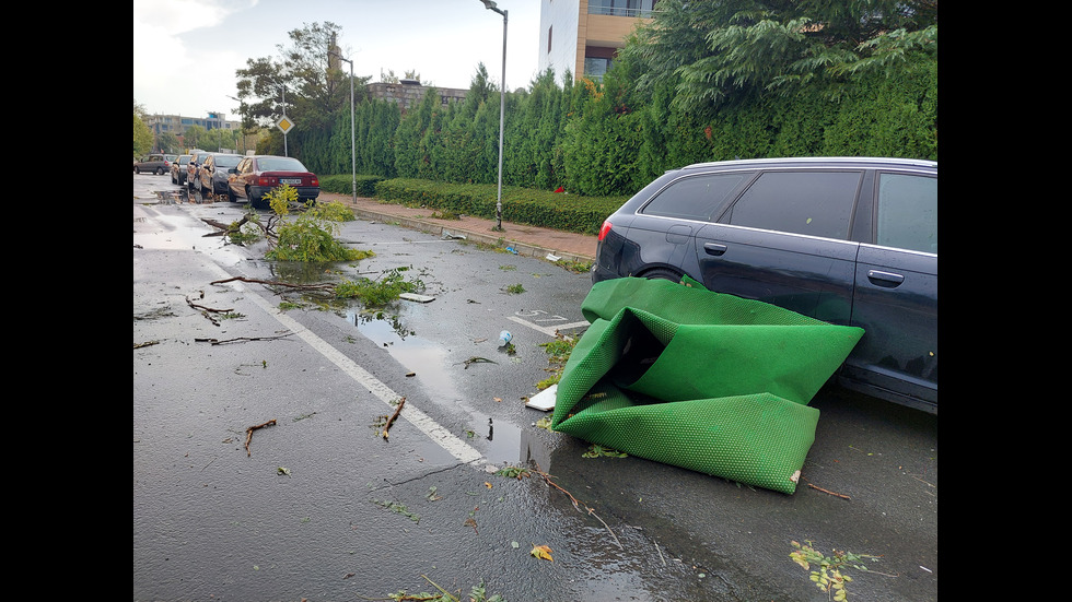 Буря нанесе щети в Бургас и Поморие