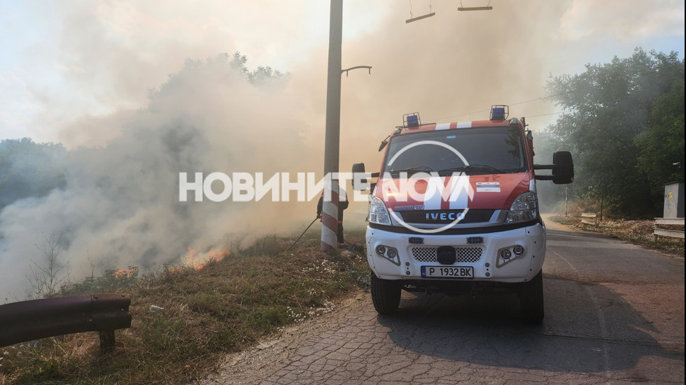 Огромен пожар бушува в Русе, горят постройки във вилна зона