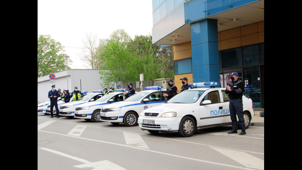 Полицаи в Русе пуснаха сирени за медиците, те им отвърнаха с аплаузи