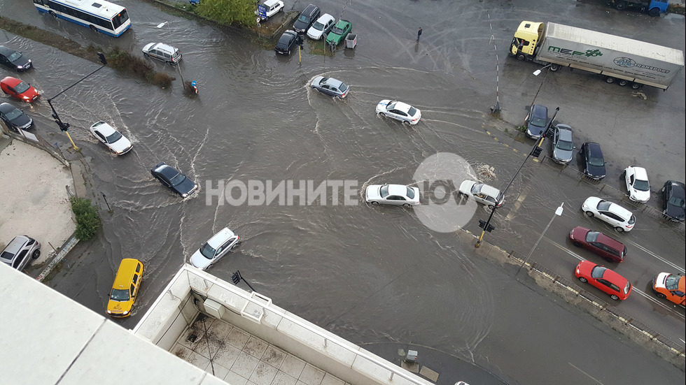 Проливен дъжд наводни улиците на Варна