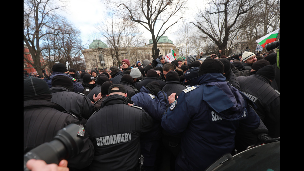 "Възраждане" организира протест срещу зеления сертификат, докараха водно оръдие пред НС