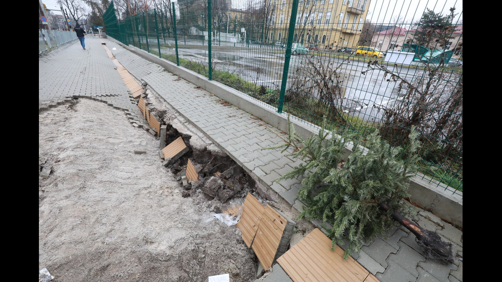 Пропадна тротоар в центъра на София