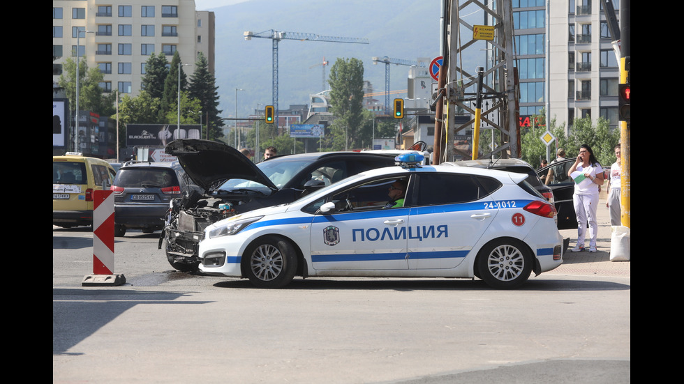 Катастрофа с две коли в София, едната изхвърча и се заби в стълб