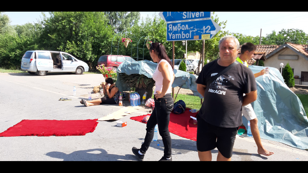 ДЕНОНОЩЕН ПРОТЕСТ: Блокадата между Ямбол и Сливен продължава